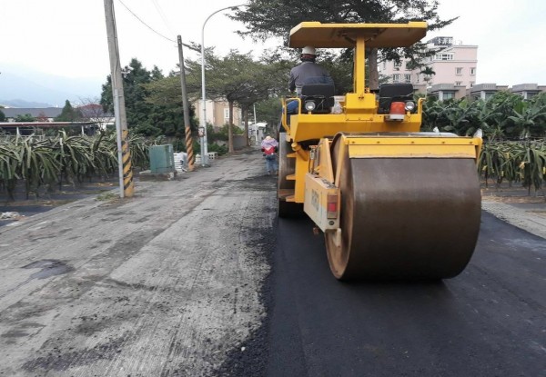 迎接12年1次的建醮盛事，集集鎮近來在市區與巷弄道路重新鋪設柏油，盼讓過去開挖過的崎嶇路面，能獲得改善。（集集鎮公所提供）