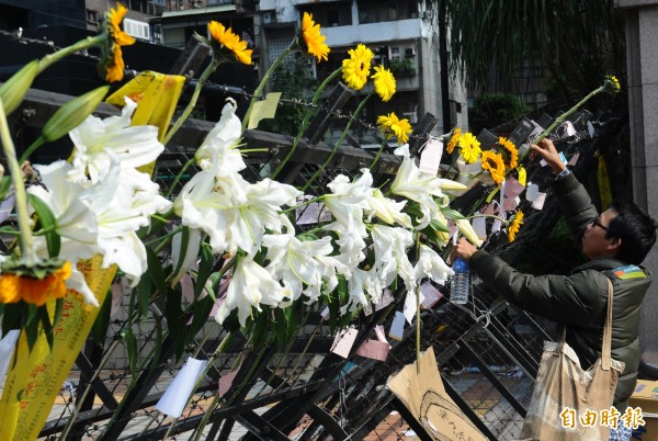 為防範勞團衝撞，蛇籠拒馬再次重現台北街頭。（資料圖，記者張嘉明攝）