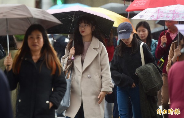 中央氣象局指出，今天（25日）各地降雨機率升高，尤以北台灣降雨較為連續。（資料照，記者簡榮豐攝）