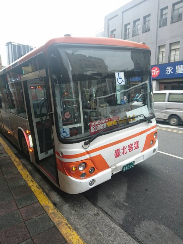 公車車頭有明顯擦撞痕跡。（記者王冠仁翻攝）