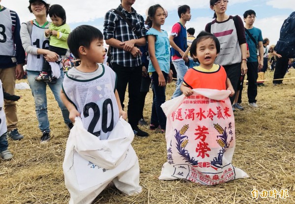 小朋友玩米袋鼠跳。（記者楊金城攝）