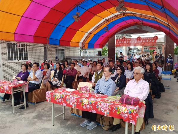 身為醫生也是佳冬詩人的曾貴海（前右2），今天回鄉開回顧展。（記者陳彥廷攝）