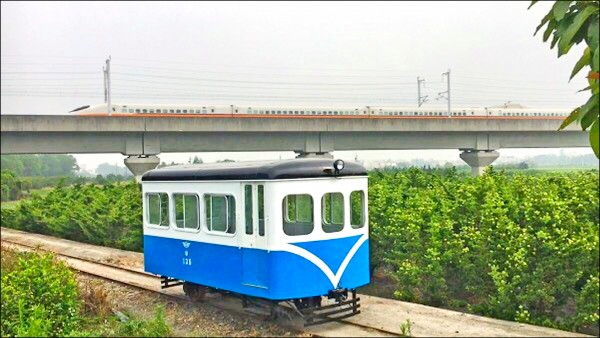 半年前「135巡道車」偷跑,與高鐵擦身而過,留下這珍貴的畫面。(記者顏宏駿攝) 半年前「135巡道車」偷跑,與高鐵擦身而過,留下這珍貴的畫面。(記者顏宏駿攝)