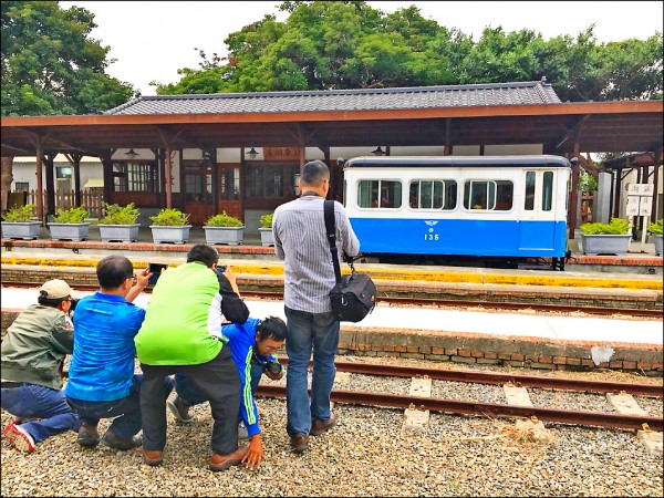「135巡道車」光榮回歸溪湖糖廠,吸引鐵道迷提前來拍照。(記者顏宏駿攝) 「135巡道車」光榮回歸溪湖糖廠,吸引鐵道迷提前來拍照。(記者顏宏駿攝)