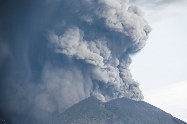 峇里島阿貢火山又噴發。（歐新社）