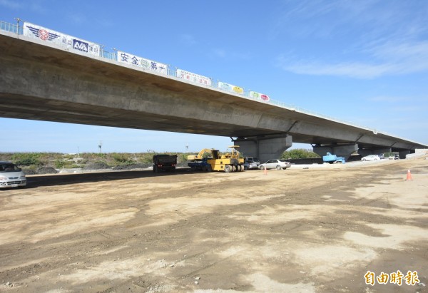 西濱快速道是連接台灣南北沿海重要道路。（記者陳冠備攝）