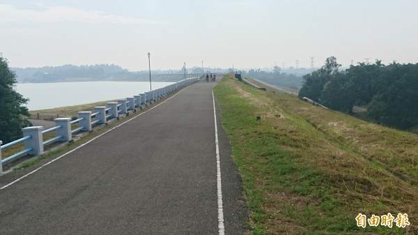 健行會走過烏山頭水庫大壩。（記者楊金城攝）