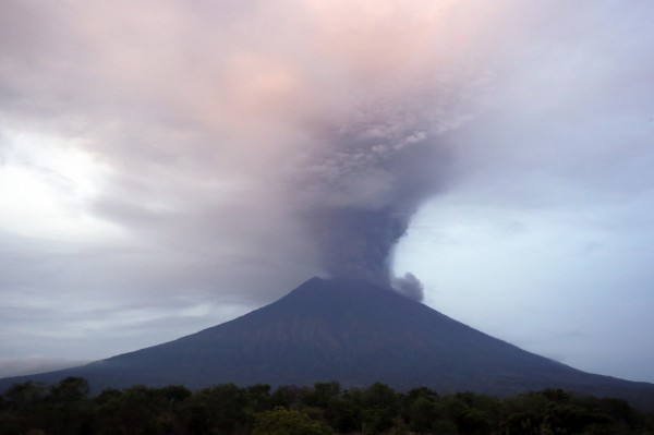 峇里島火山噴發，長榮、華航取消航班。（美聯）