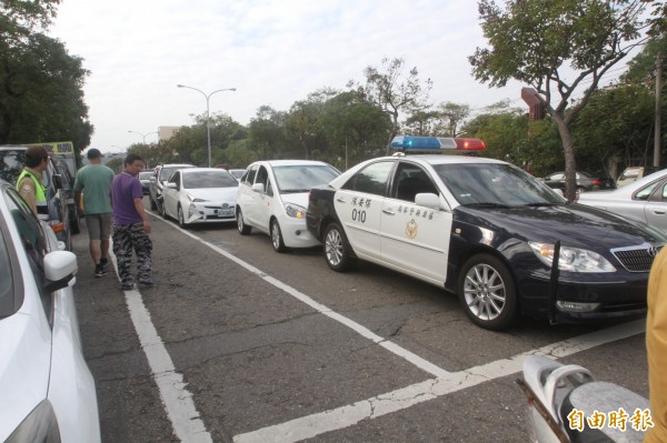 苗栗縣警局保安隊巡邏車在苗栗市國華路及正發路口停等紅綠燈時，被後方車輛追撞，4車追撞成一堆。（記者張勳騰攝）