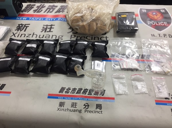 警方查扣各式毒品。（記者曾健銘攝）