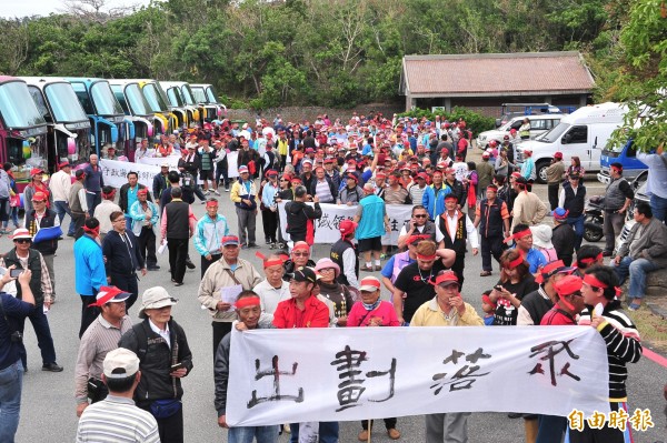 恆春及滿州鄉居民曾於今年三月及十月聚集墾管處及大灣，訴求聚落劃出墾丁國家公園。（記者蔡宗憲攝）