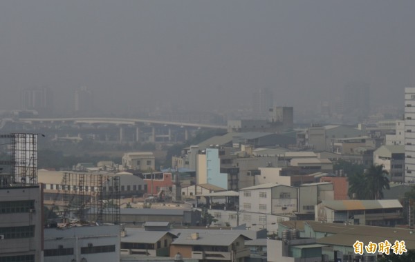 台中今天空污亮紅害，天空一片灰濛濛。（記者蔡淑媛攝）