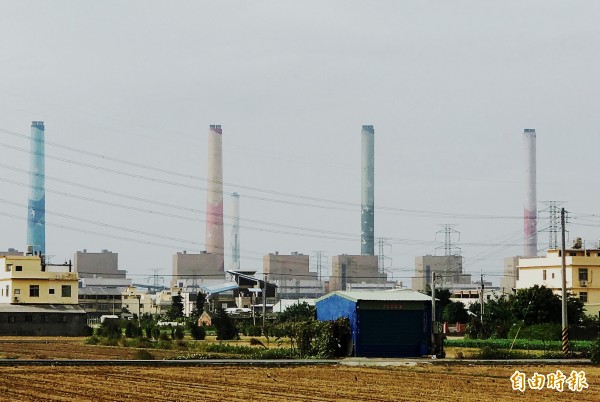 市府刪減台中火力發電廠生煤使用量，獲得民進黨立委支持。（記者張菁雅攝）