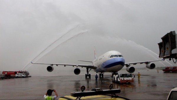 民航局擬修「民用航空運輸業管理規則」，針對國內民航客機限制機齡，未來滿26年的高齡機將強制退場。圖為華航A340-300航機今年6月封存。（資料照，華航提供）