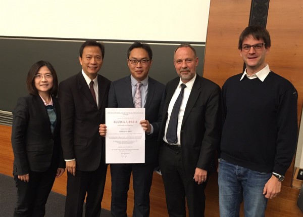 學者施智仁（中）獲2017年瑞士重要化學大獎盧契卡獎，他是獲頒獎項的首位台灣人，也是首位亞洲人。（駐瑞士代表處提供）