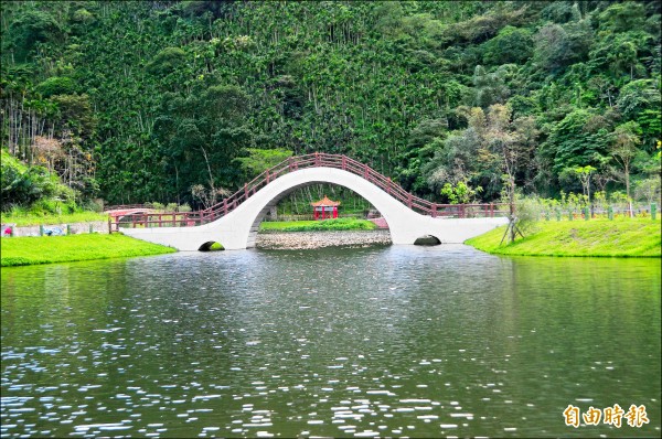 吉利潭曾是部落傳統領域，現在則打造成充滿中國風的公園，拱橋、涼亭有如「花蓮版大湖公園」。（記者花孟璟攝）