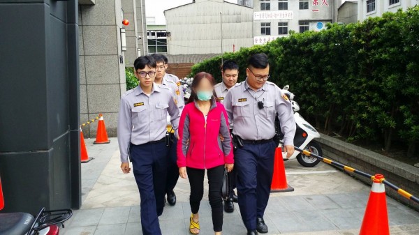 黃姓婦人被警方移送法辦。（記者曾健銘翻攝）