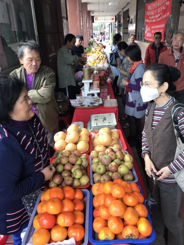 「台中市甜柿暨農特產品展售活動」今明兩天在新北市板橋區農會舉行。（農業局提供）