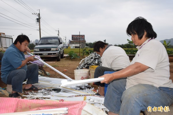 阿雅母子3人長期在家跟著父親處理資源回收，將看似雜亂、毫無價值的回收物正確分類，展現工作能力，獲得老闆的肯定。（記者廖雪茹攝）