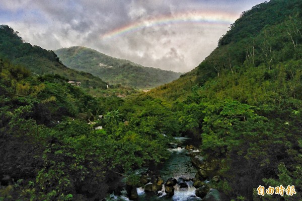 大台北美麗的雙彩虹美景。（記者鹿俊為攝）