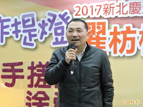 新北市副市長侯友宜參選新北市長人氣高，不過，近日有署名深藍的團體，刊登廣告質疑他的立場。（記者何玉華攝）