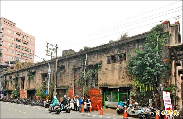 「桃園車站舊倉庫」將改建為桃園軌道願景館。（記者謝武雄攝）