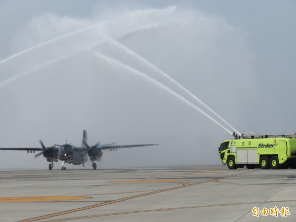 S-2T反潛機經灑水後光榮除役。（記者李欣芳攝）