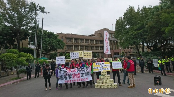 消防員工作權益促進會今帶著7千份連署書赴行政院抗議，要求「捕蜂捉蛇」業務，應確實回歸農政單位。（記者陳鈺馥攝）