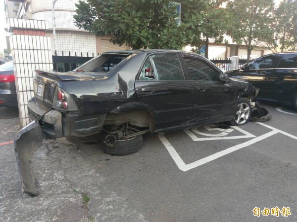 張男駕駛的車輛幾乎全毀，警方抵達肇事現場時，他已經先行離開。（記者黃文瑜攝）