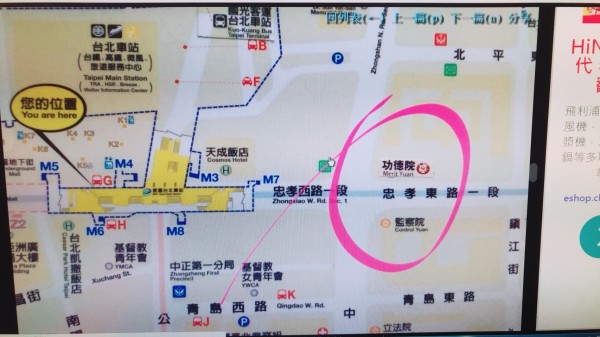 捷運台北車站出口及大廳多處地圖和出口指示遭人以「功德院」貼紙覆蓋地圖上「行政院」字樣。（警方提供）
