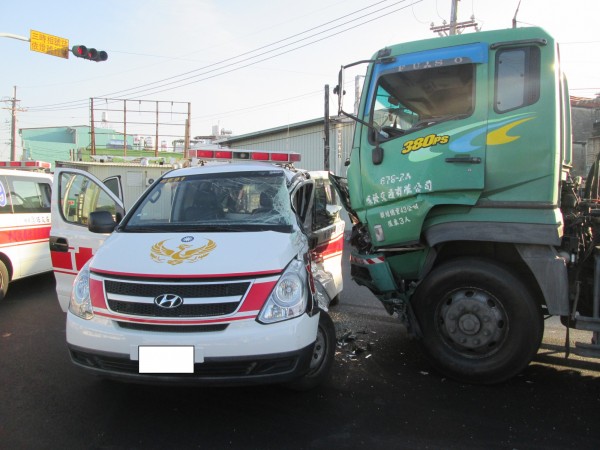 救護車行經路口遭拖板車攔腰撞。（資料照）