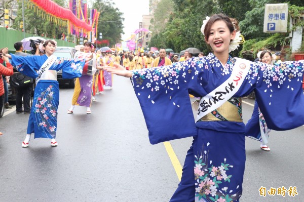 34個表演團隊，包含礁溪在地學校、社團、社區及溫泉業者共千人，陸續走上街頭踩街。（記者林敬倫攝）