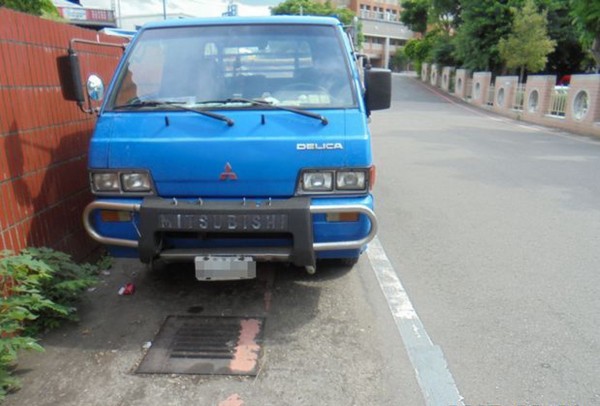 邱男貨車違規停放紅線。（記者彭健禮翻攝）