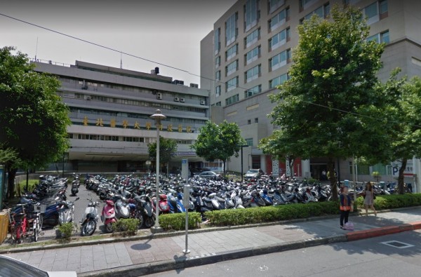 台灣護理師產業工會理事長陳玉鳳昨在臉書透露,獲報一台北醫學大學附設醫院護理人員疑心肌梗塞發作,於宿舍猝死。北醫今證實確有此案,但家屬希望低調處理,因此院方不便說明案情,也強調院方排班符合7休1規定。(圖片截取自Google地圖) 台灣護理師產業工會理事長陳玉鳳昨在臉書透露,獲報一台北醫學大學附設醫院護理人員疑心肌梗塞發作,於宿舍猝死。北醫今證實確有此案,但家屬希望低調處理,因此院方不便說明案情,也強調院方排班符合7休1規定。(圖片截取自Google地圖)