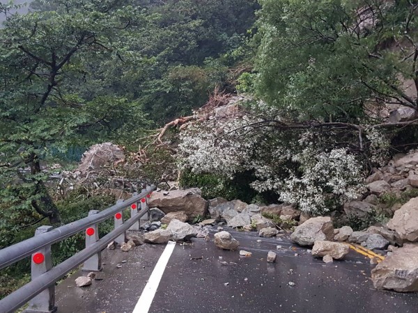 蘇花公路114.4K坍方災情擴大，目前蘇澳至東澳段仍實施封閉，預計今下午3時開放通行。（記者張議晨翻攝）