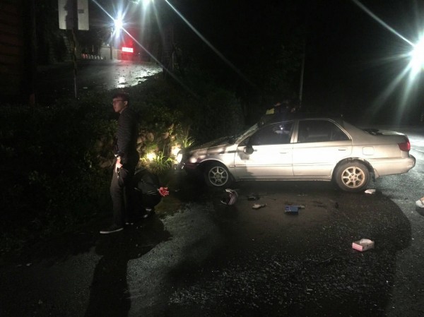 林姓男子逃避警方追緝，竟在貓空山區失控翻車。（記者姚岳宏翻攝）