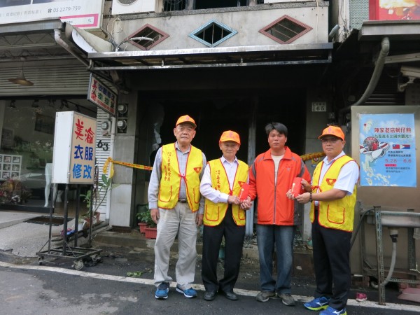 嘉義城隍廟董事長賴永川（左二）今上午與嘉義市城隍廟慈善會長蘇文聰等前往慰問翁姓男童爸爸。（嘉義城隍廟提供）