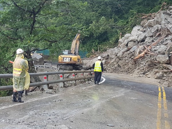 蘇花公路114.4K災情擴大，蘇澳至東澳段今凌晨12時許封閉，工程單位投入搶修，今下午3時開放通車。（記者張議晨翻攝）