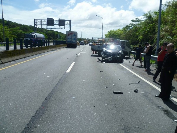 案發地點發生二次車禍，害得李姓拖吊車司機被撞重傷（記者吳昇儒翻攝）