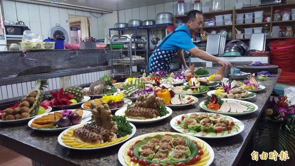 原本在五星飯店當西餐主廚的呂文友，返鄉到廟裡煮素食，廚藝精湛讓廟宇信徒印象深刻。（記者王秀亭攝）