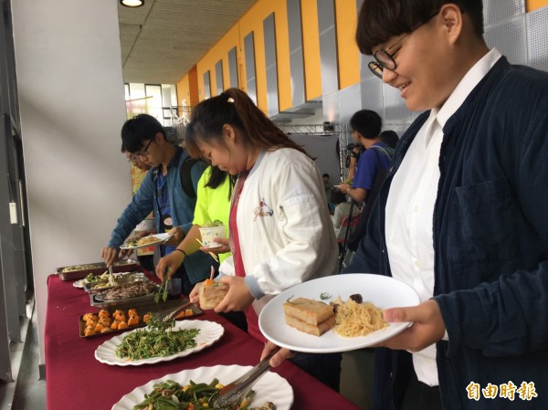 台東大學今天中午舉辦蔬食趴。（記者黃明堂攝）