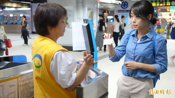 持用車票、乘車券乘車者，應於抵達目的地10分鐘內出站；使用月台票或換取月台證進出月台，每次最長停留時間1小時，前兩項逾時都可加收15元。（資料照，記者鄭瑋奇攝）