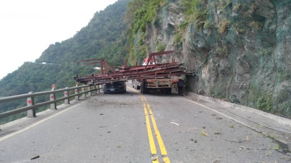 一輛拖板車行經蘇花公路時，車上載的鋼架忽然脫落，砸到自小客車，所幸無人員傷亡。（記者張議晨翻攝）