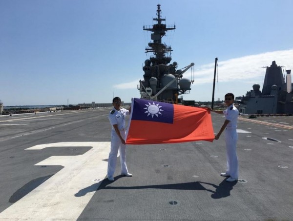 台灣海軍官校學生在赴美受訓時，於美國軍艦上秀出我國國旗。（圖擷自公務出國報告資訊網）