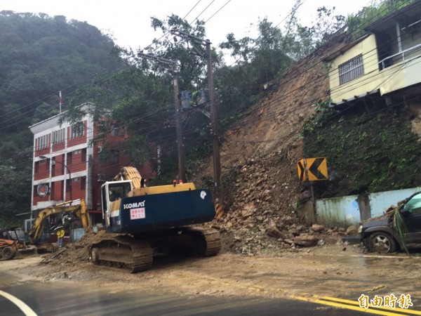 基隆安定派出所巨石滑落砸中警車，圖為一年前當地也發生山坡坍方。（資料照，記者盧賢秀攝）