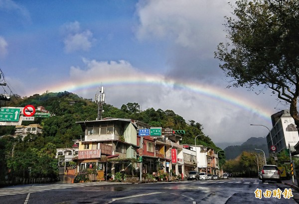 30日受東北季風影響，迎風面的大台北東部山區有雨，西邊卻陽光普照，白天背對陽光就可以看到美麗的雙彩虹美景。（資料照，記者鹿俊為攝）