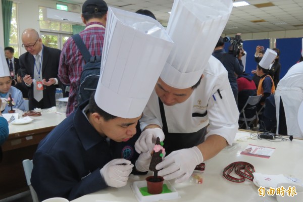 五星級飯店大廚集合傳愛，教啟聰學生自製耶誕樹過節。（記者蘇孟娟攝）