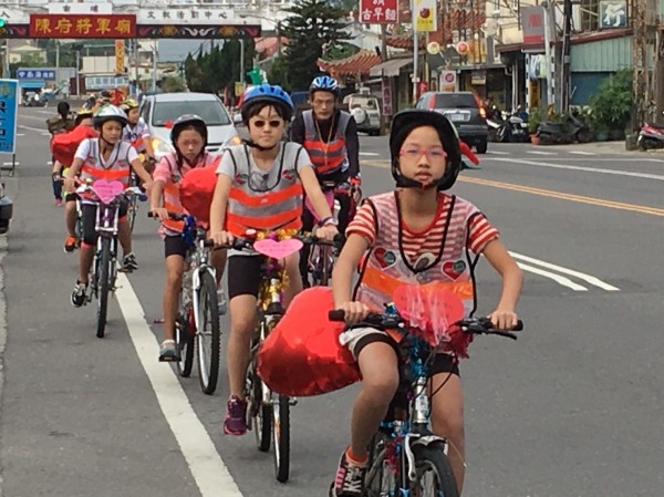 大坪國小學童騎單車送愛到埔里。（校方提供）