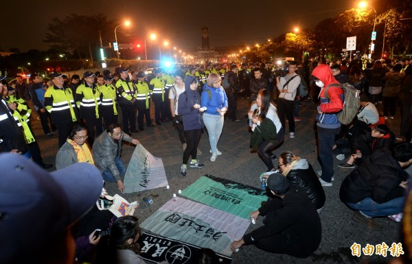 少數抗議修法民眾凌晨聚集到凱達格蘭大道（記者林正堃土攝）