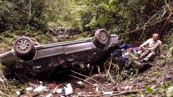 清大生命科學院教授李家維翻車墜谷，靠海底雞罐頭撐到救援隊前來，罐頭商事後寄了一整箱給他。（清大提供）